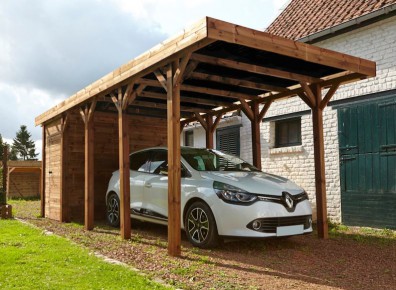 Ce carport bois marron est muni d'un atelier intégré